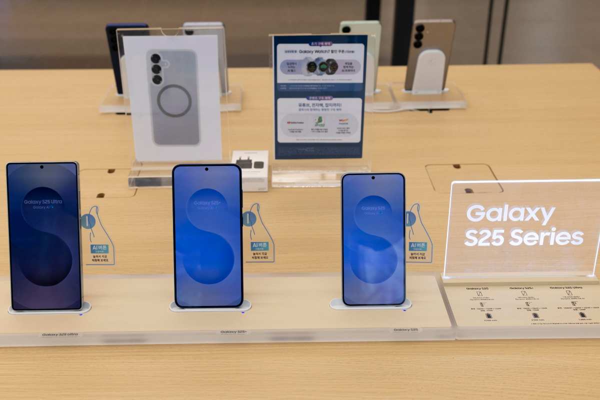 Smartphone della gamma S25 in esposizione