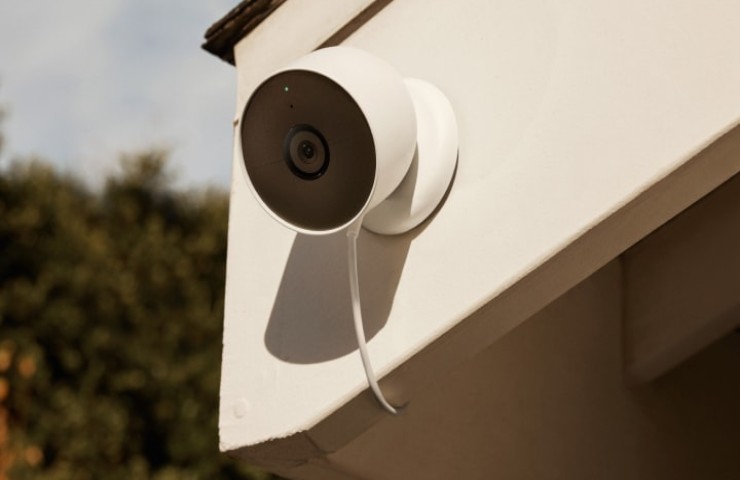 Una Nest Cam di Google installata in esterna