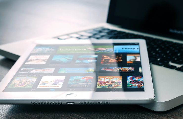 Un iPad acceso su un pc portatile