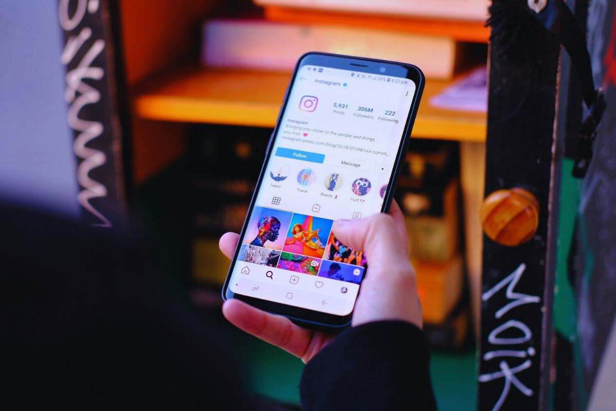 Persona che osserva la home di Instagram