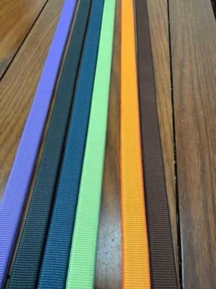 Laccetti poggiati su tavolo in legno