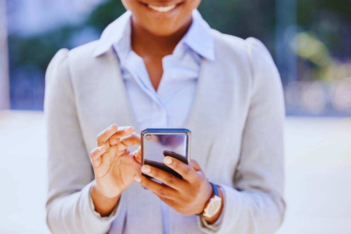 Ragazza sorridente che utilizza smartphone