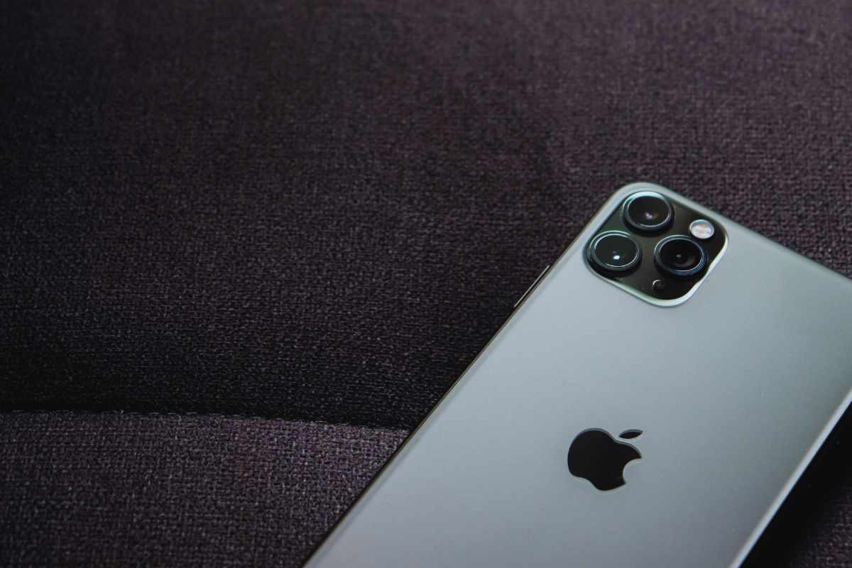 Iphone poggiato su divano