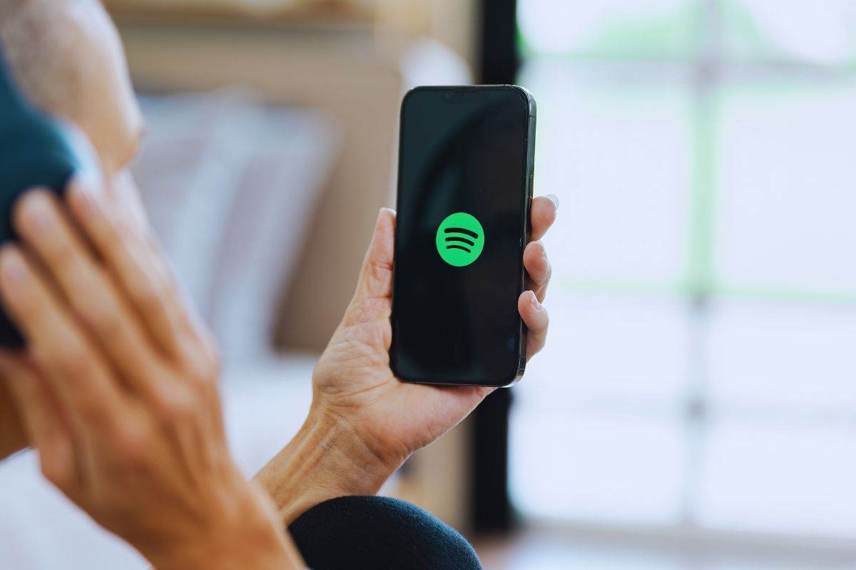 Persona che ascolta musica su Spotify
