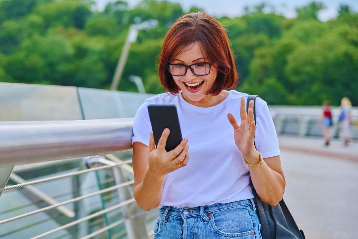 Donna sorpresa da quello che ha visto sullo smartphone