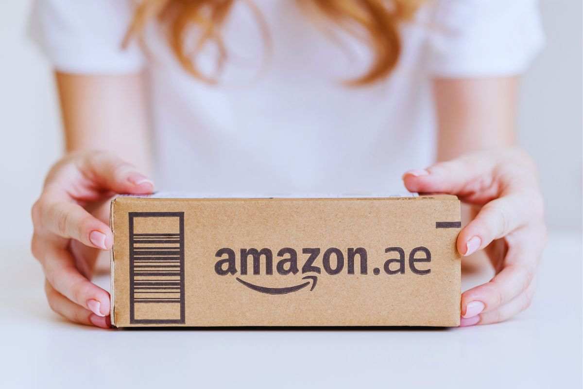 Donna che tiene tra le mani un pacco Amazon