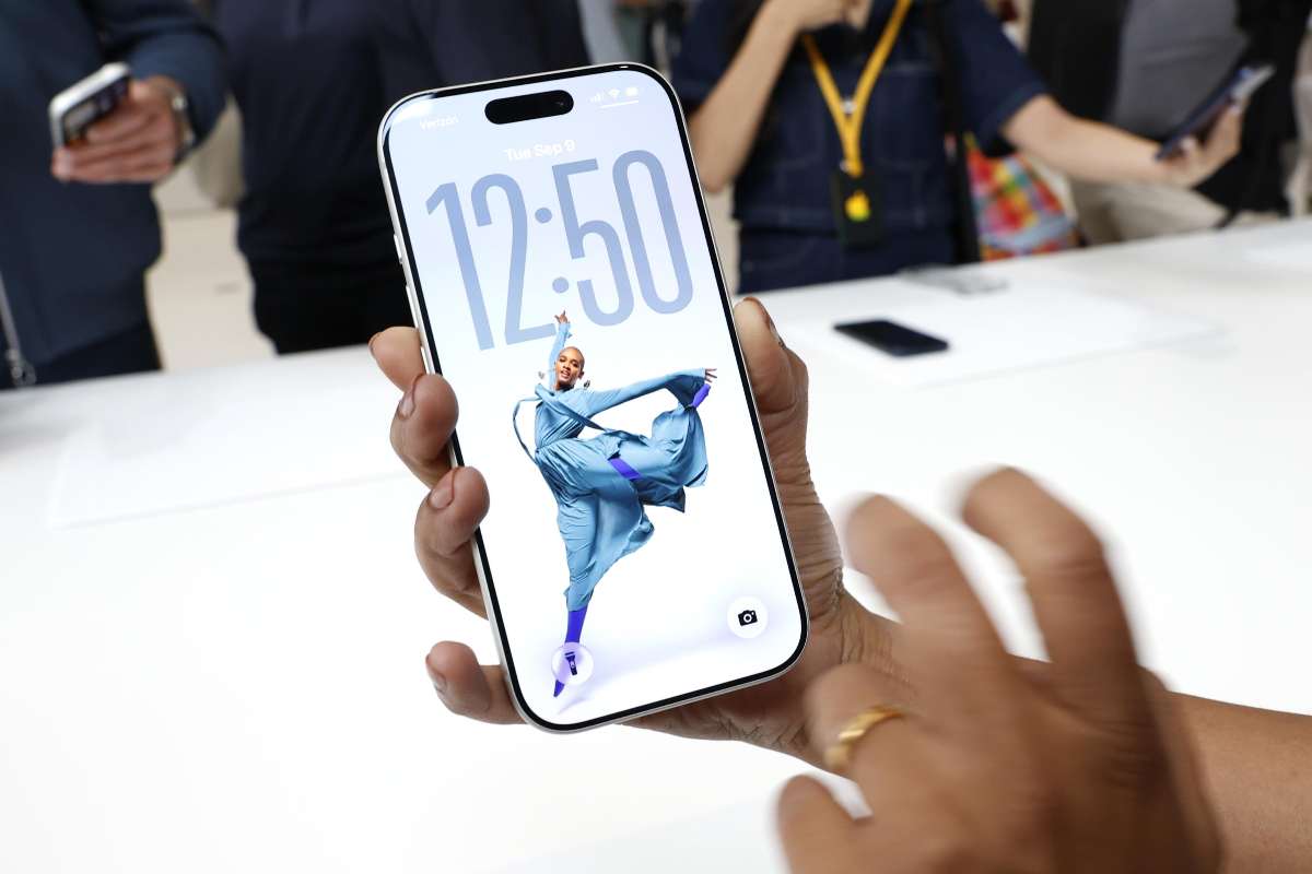 Persona che prova con mano il nuovo iPhone 17