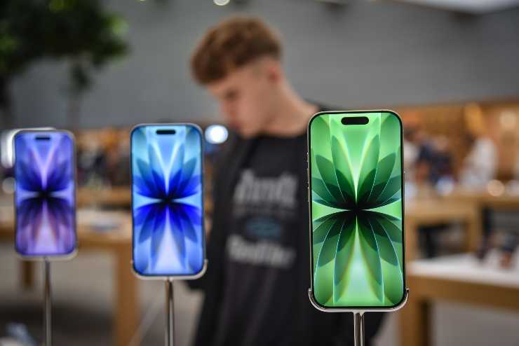 Ragazzo che prova un iPhone 17 all'interno di un Apple Store
