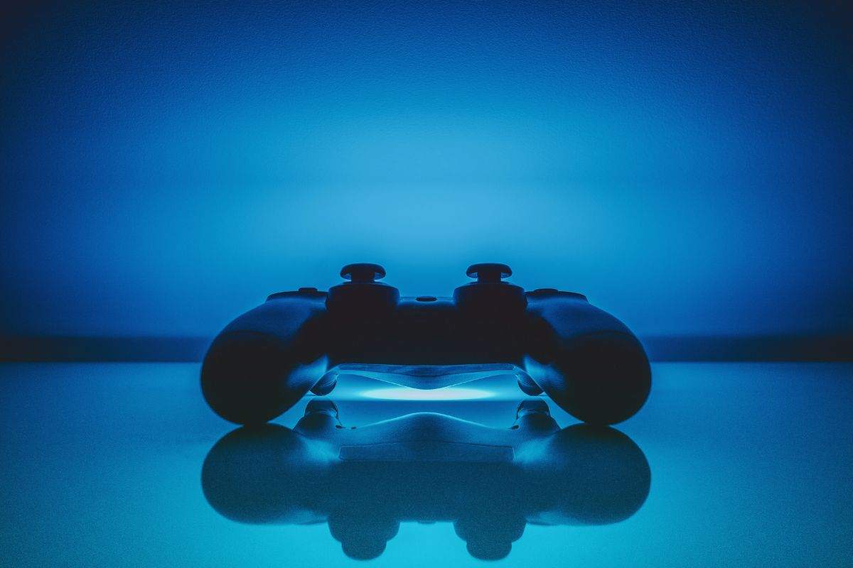 Pad Playstation poggiato su una superficie trasparente