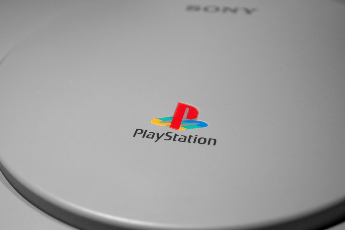 Una console PlayStation grigia