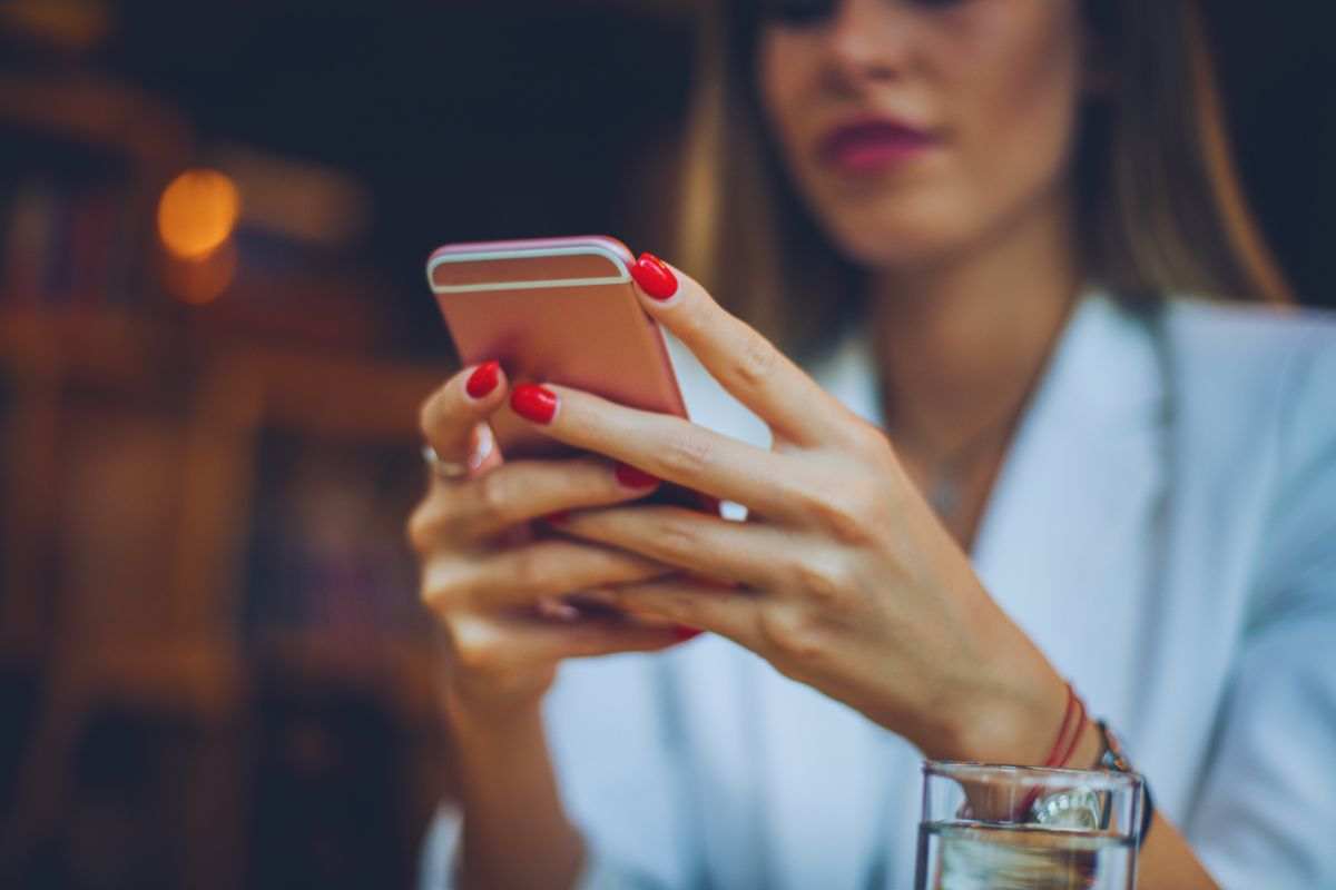 Donna che chatta con lo smartphone