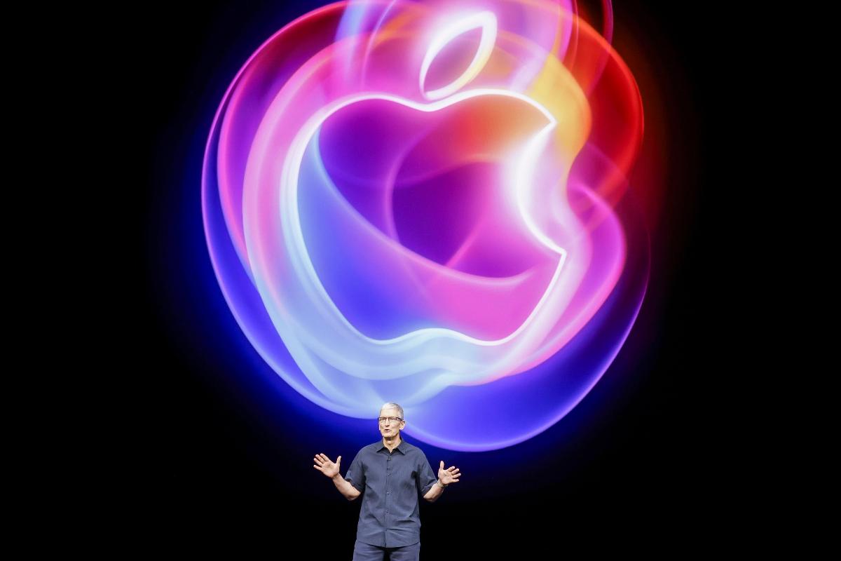 Tim Cook durante la presentazione dei nuovi iPhone