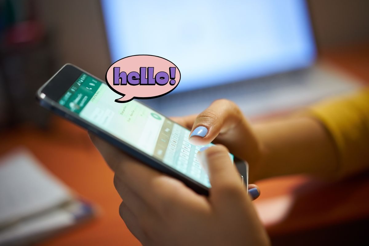 Ragazza invia messaggio tramite WhatsApp