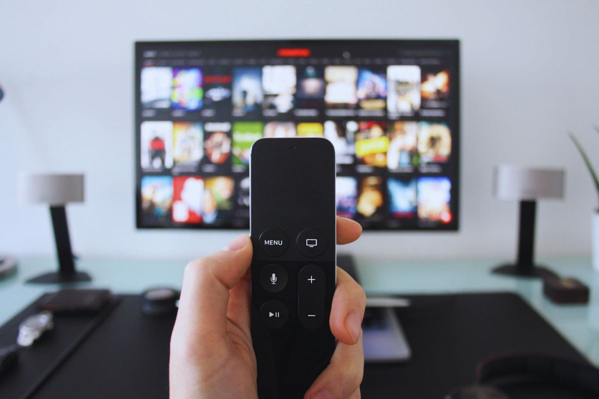 Persona che sceglie cosa vedere in tv