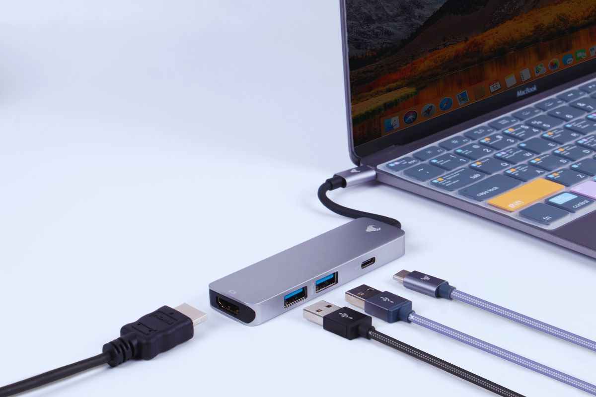 Varie tipologie di cavo usb inserite in una presa usb multipla
