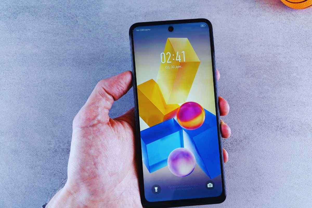 Persona che tiene in mano un Samsung Galaxy