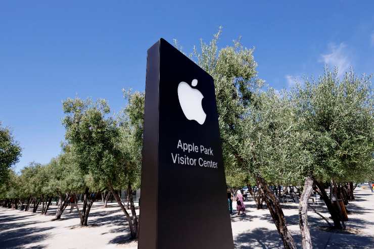 Il totem Apple all'ingresso dell'Apple Park