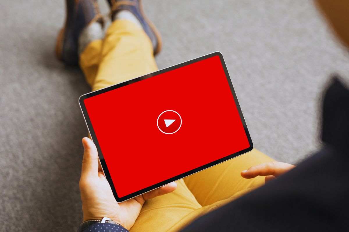 Persona che guarda contenuto in streaming da tablet