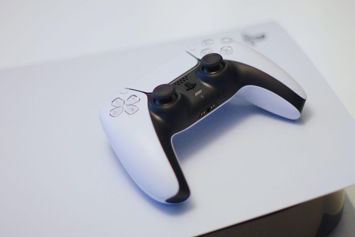Dualsense poggiato sopra una playstation