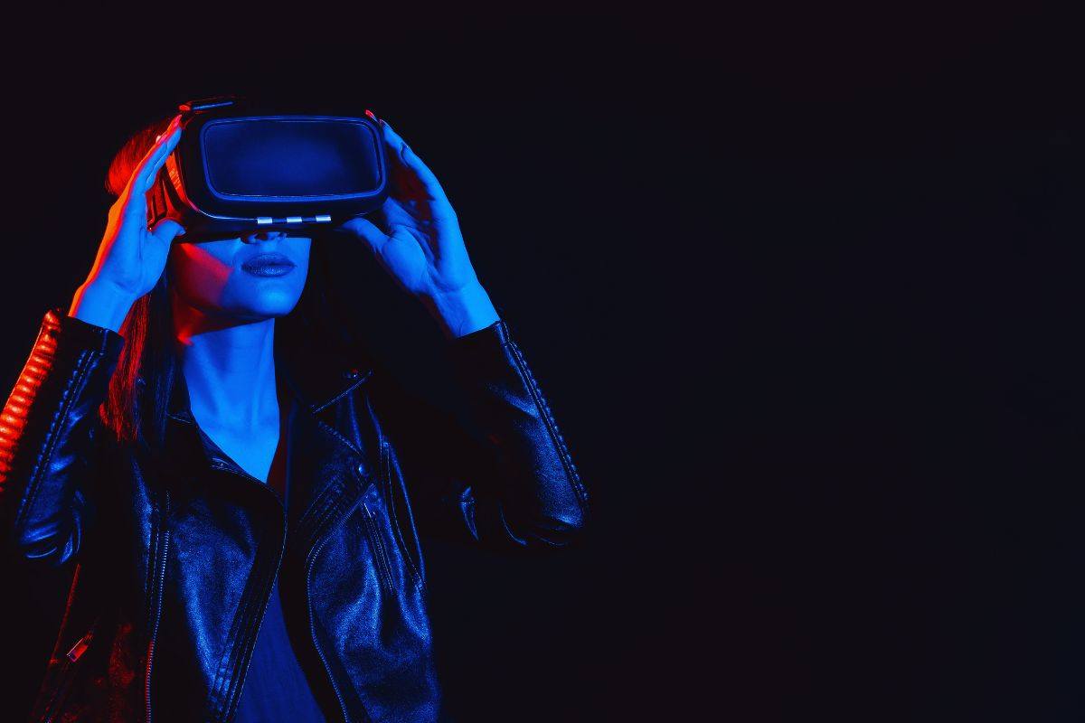 Ragazza che indossa caschetto per realtà virtuale