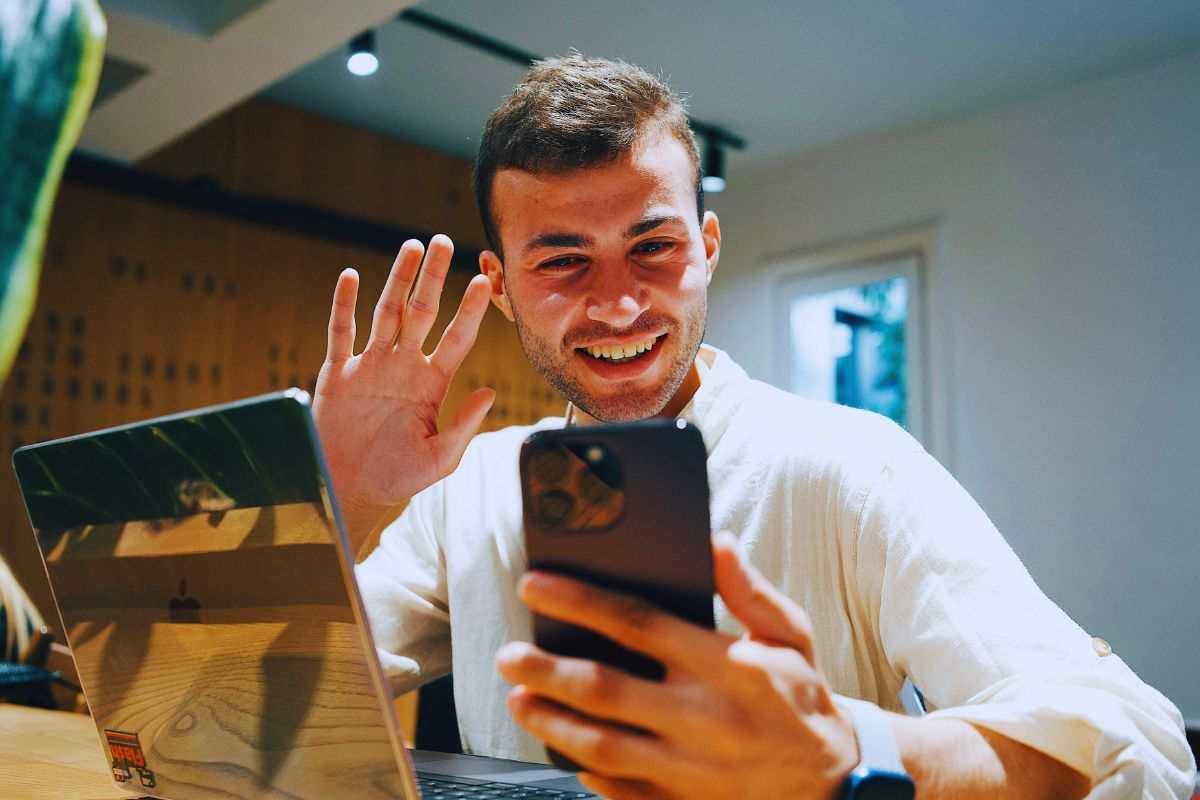 Ragazzo che saluta qualcuno durante una videochiamata