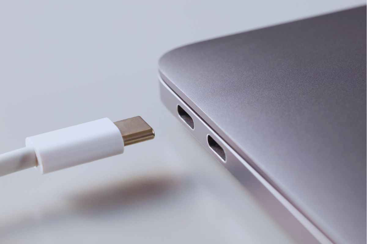 Cavo usb-c inserito nell'apposita porta di un laptop