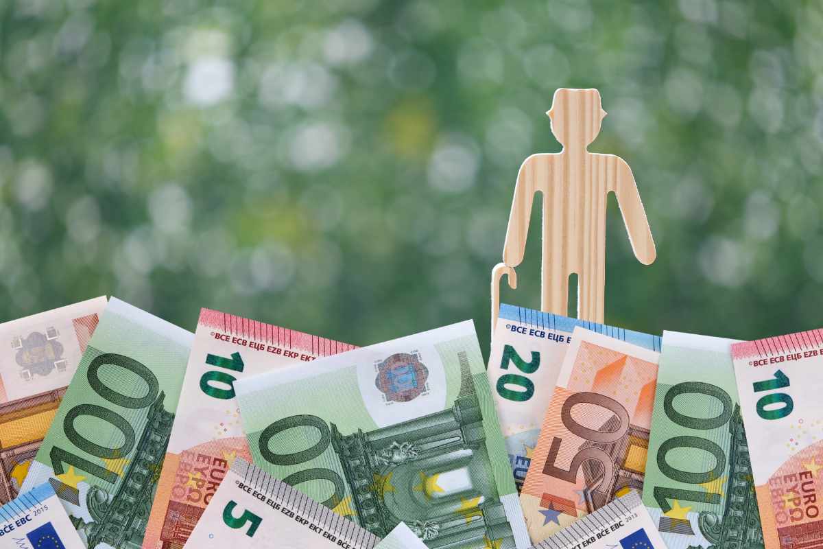 collage euro e figura di persona anziana in miniatura