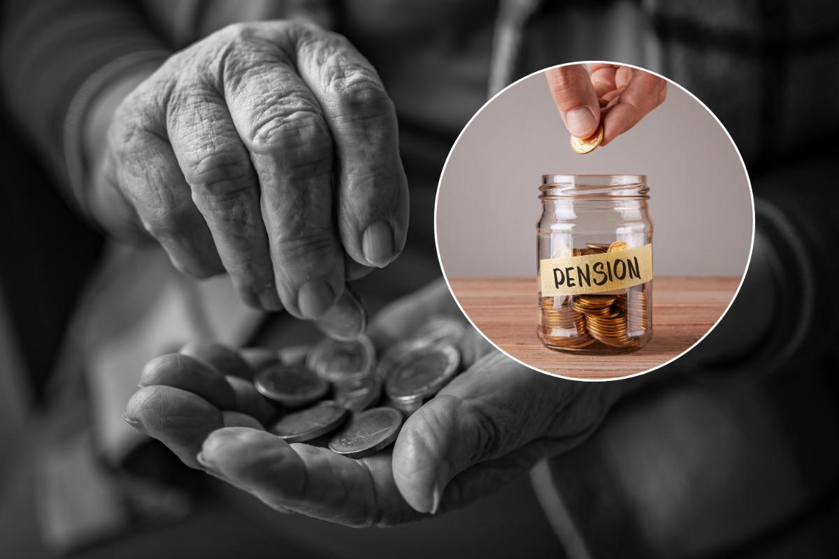 monete in mano di una donna