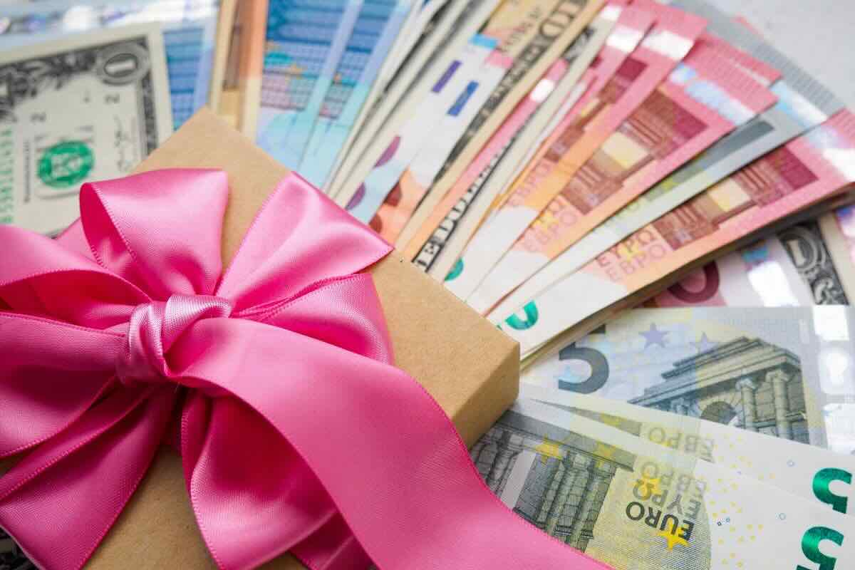 Banconote con fiocco fucsia