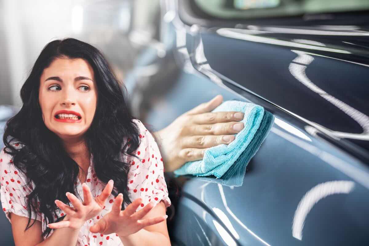 Donna stizzita, mano lucida auto