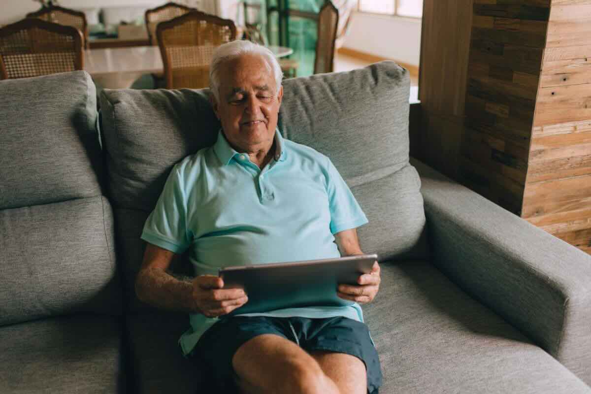 Uomo sul divano con tablet