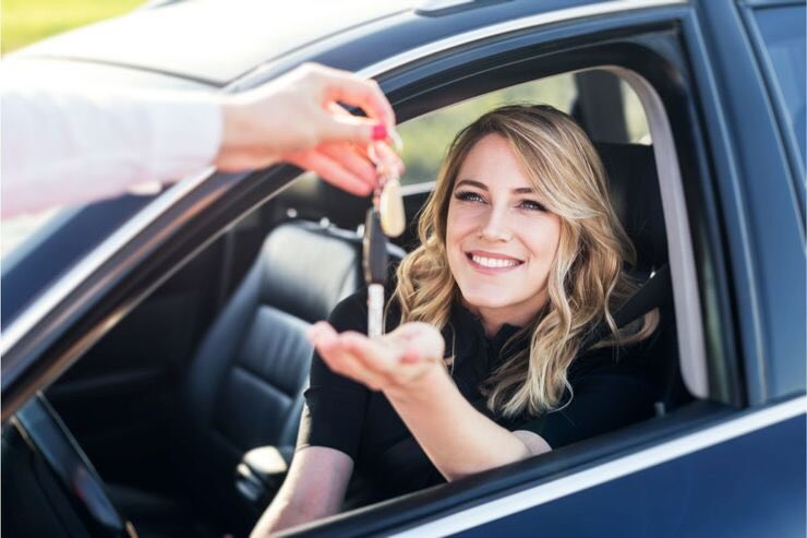 Donna prende auto dal finestrino auto 