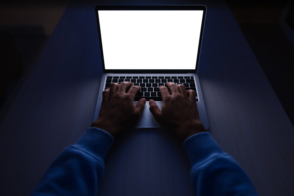 Laptop al buio con schermo illuminato