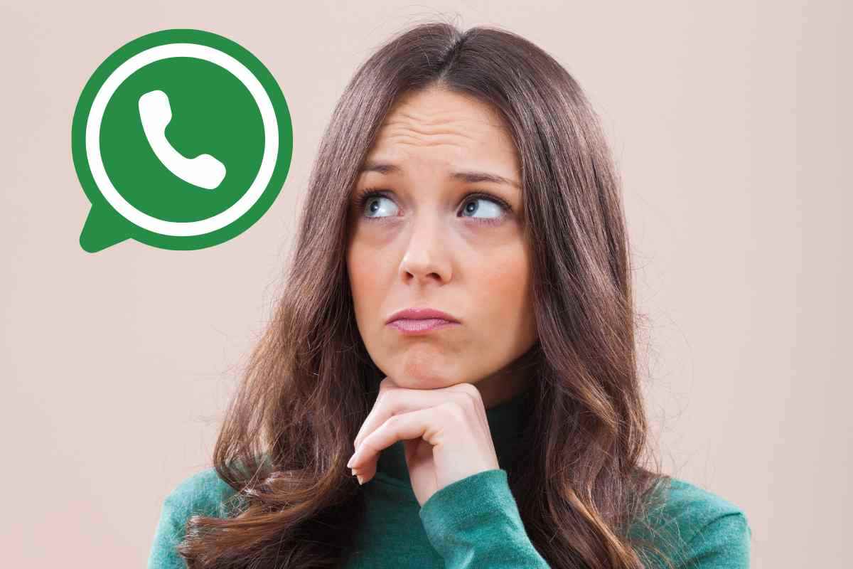 donna dubbiosa e logo whatsapp