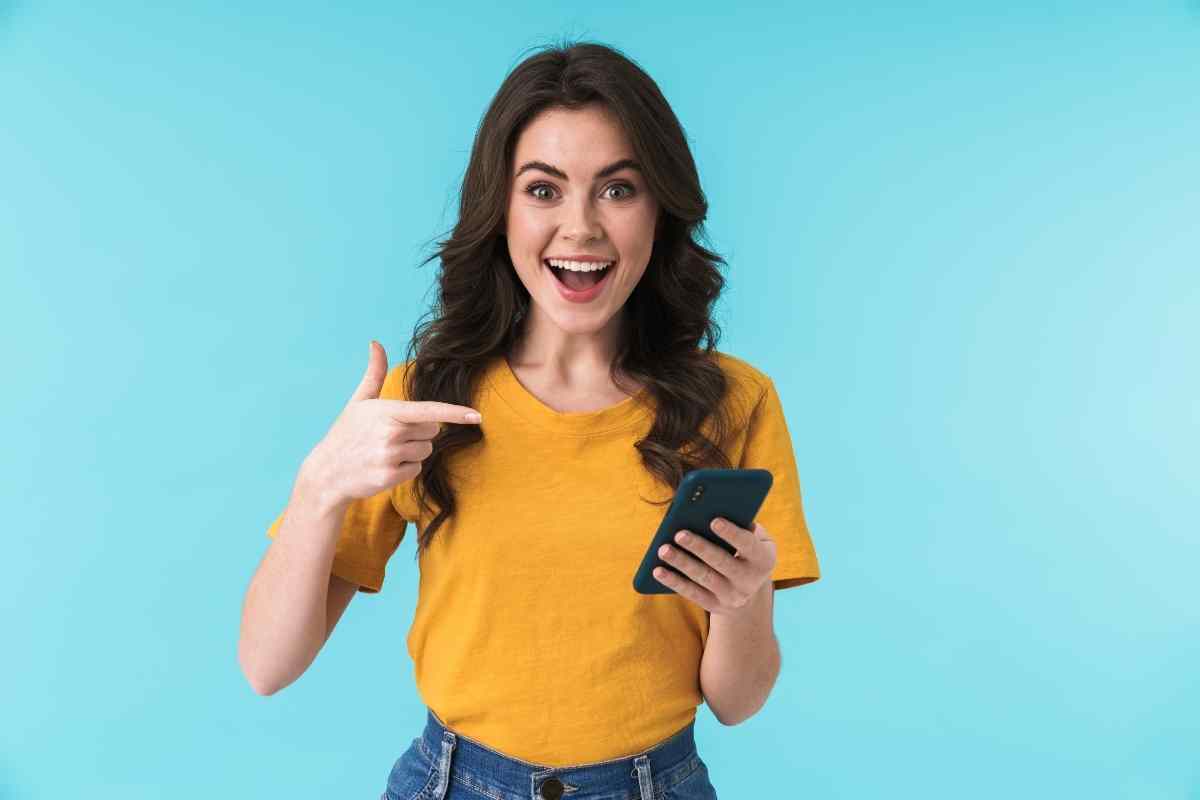donna che indica il suo telefono