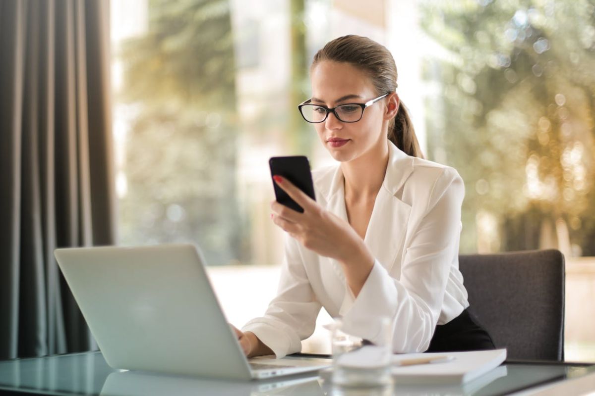 Donna allo smartphone