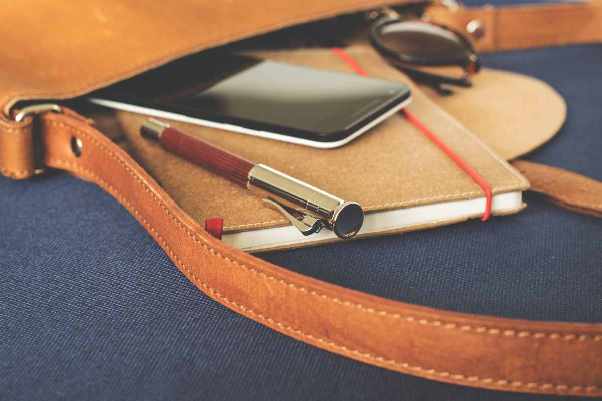 Smartphone e rubrica in una borsa