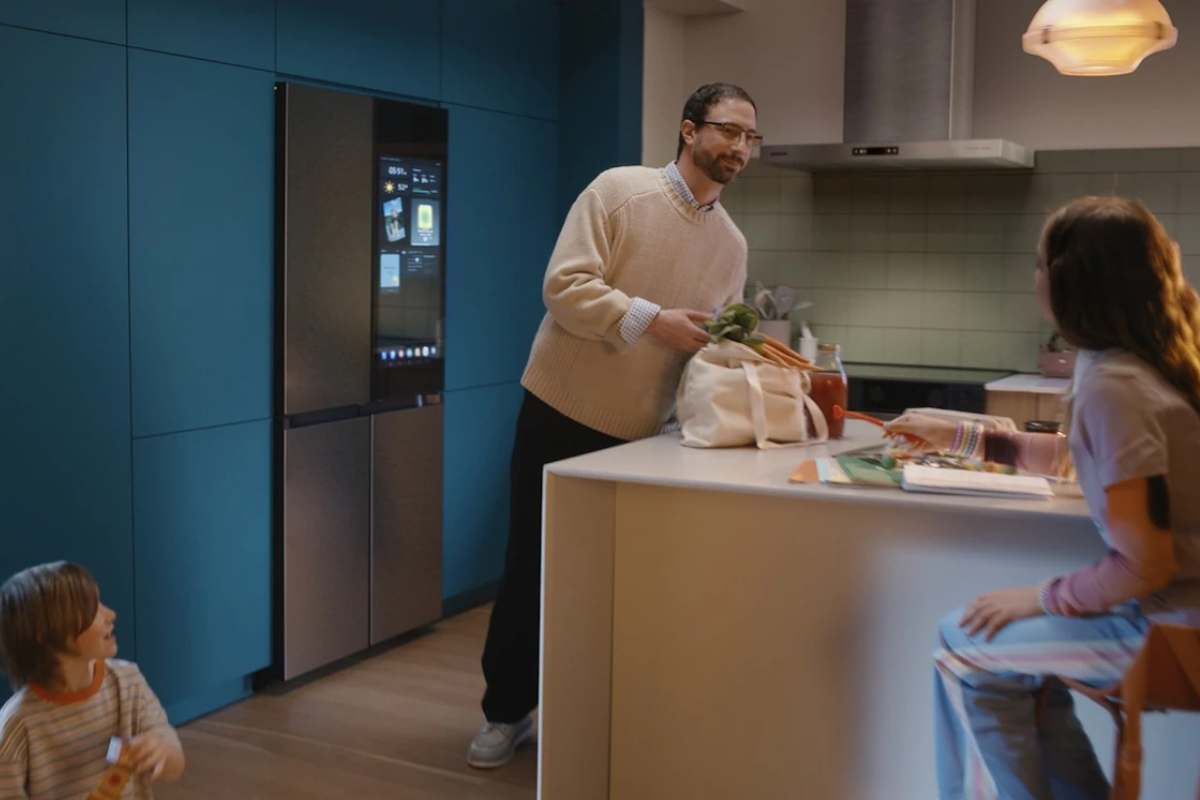 famiglia con frigo smart