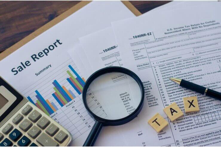 Documenti, calcolatrice, lente di ingrandimento, lettere