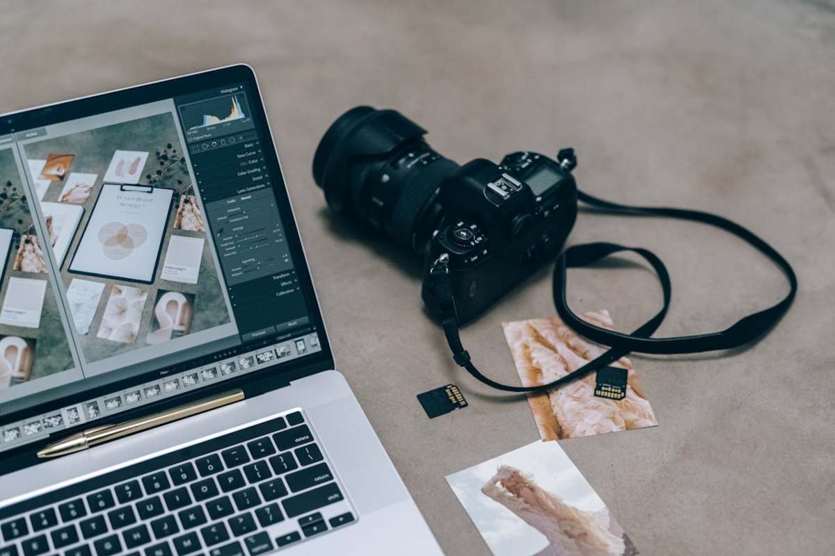 Photoshop su laptop e macchina fotografica