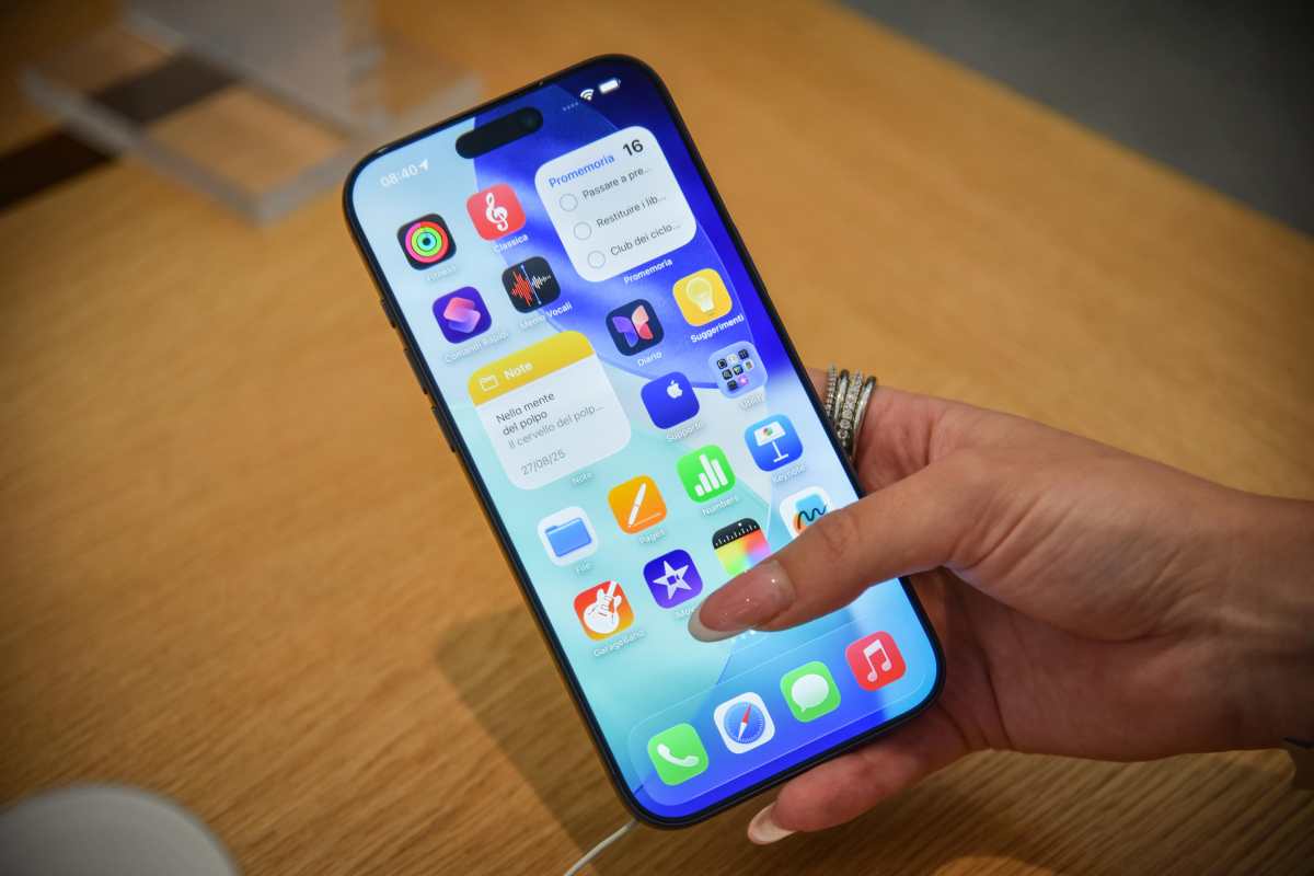 Un modello di iPhone 17 in funzione