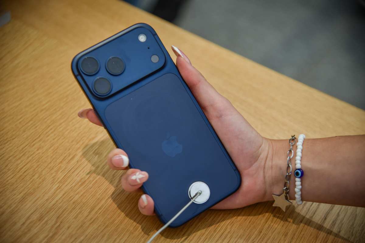 Il nuovo iPhone 17 in esposizione