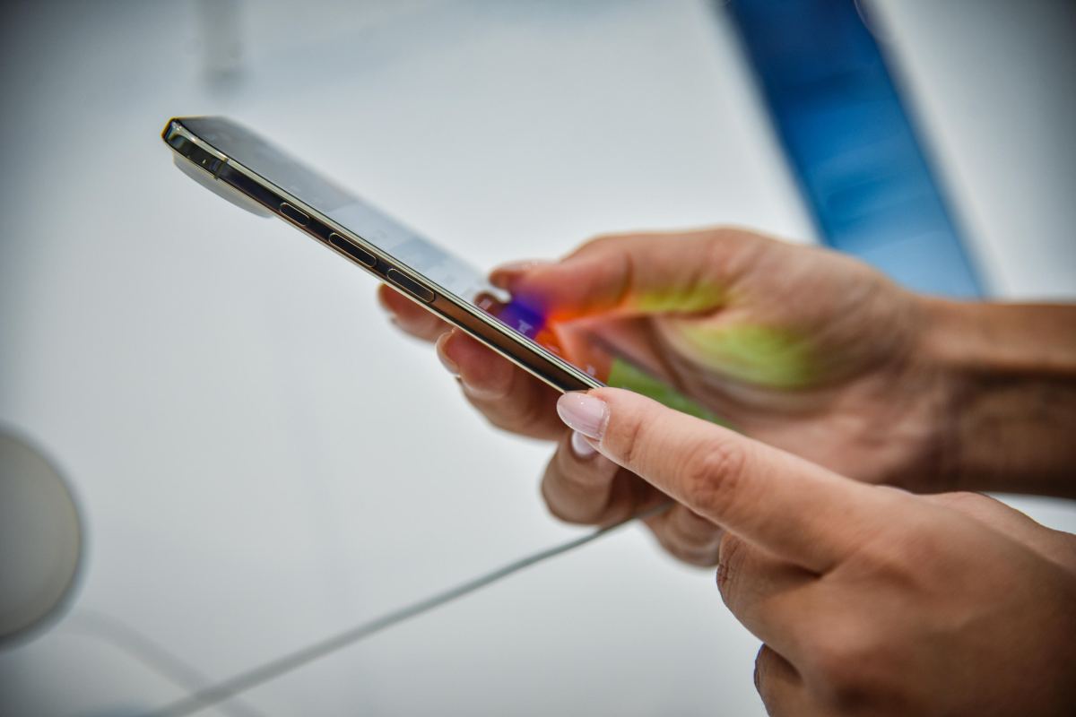 Un iPhone 17 Pro Max visto di profilo