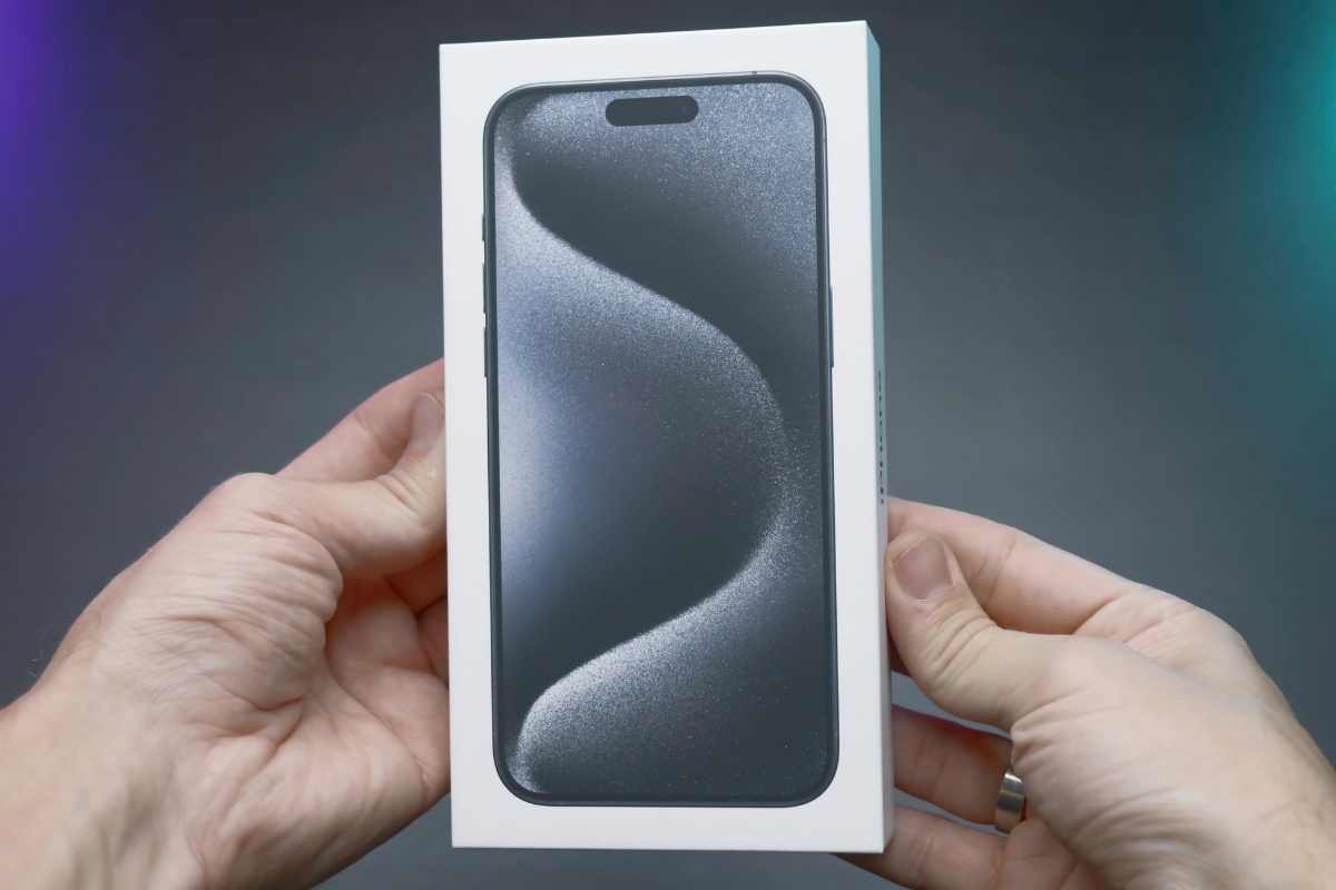 iPhone 18 novità scocca trasparente