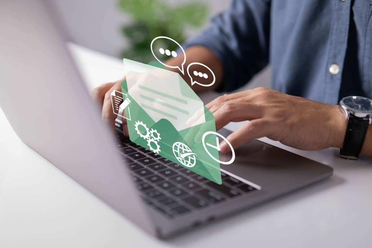Uomo digita al computer rappresentazione di una busta