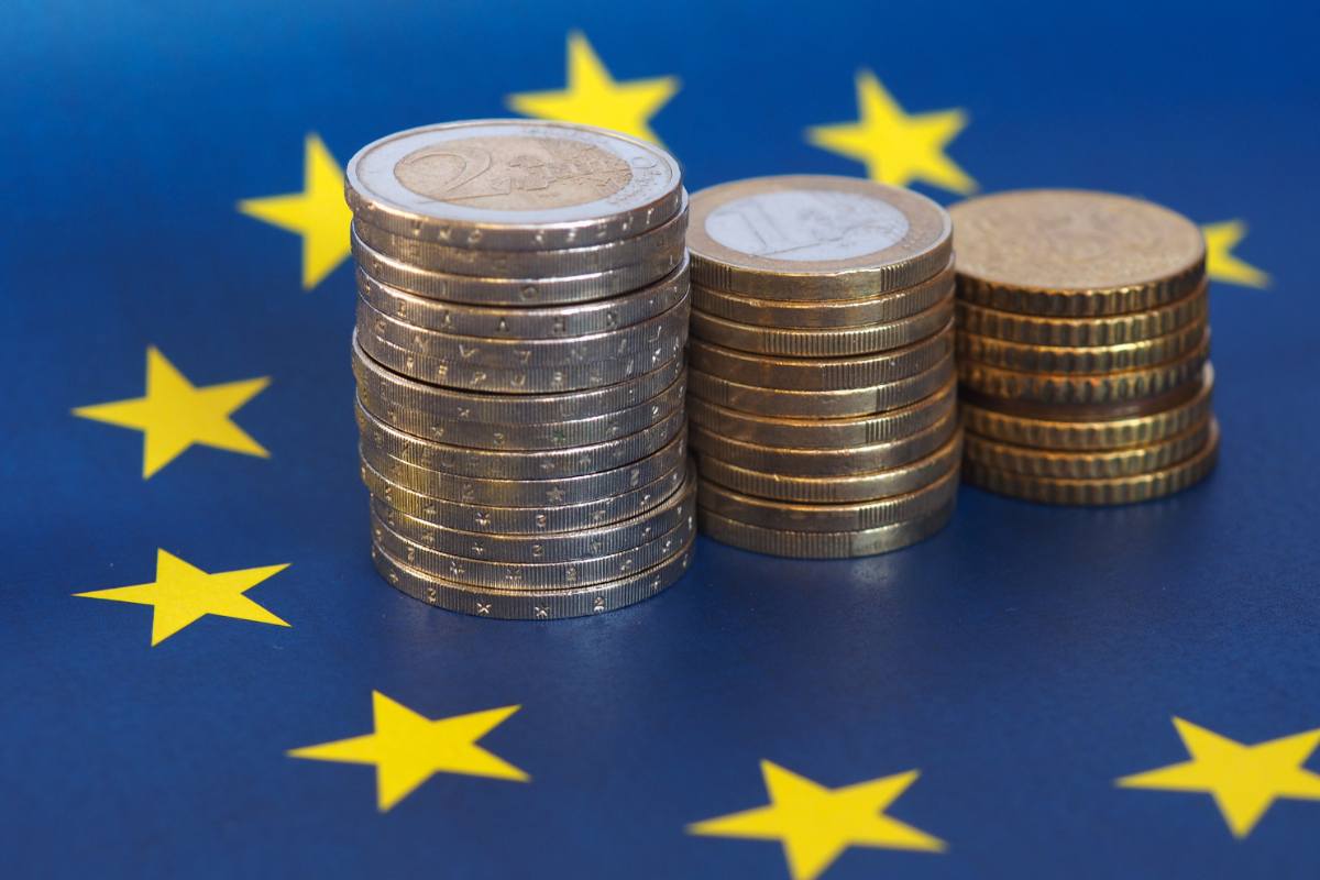 monete euro in pila