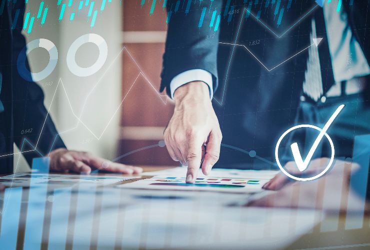 uomini con dei documenti