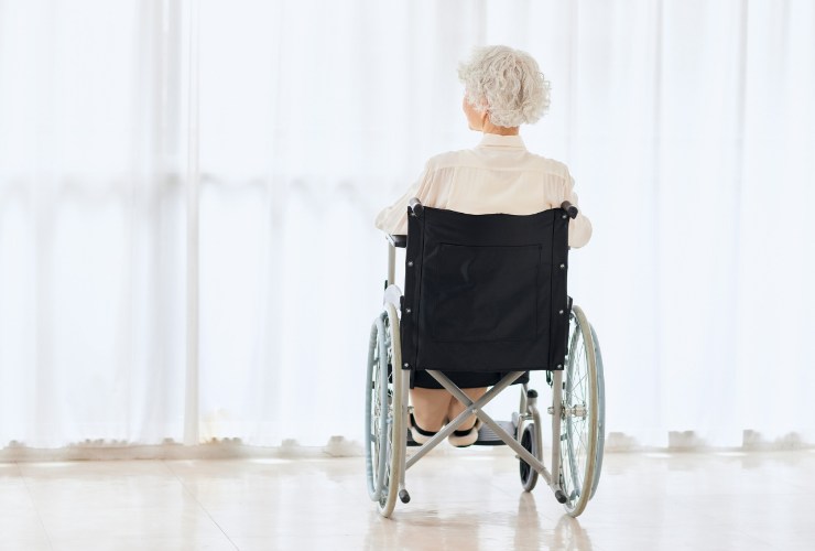 donna anziana sulla sedia a rotelle