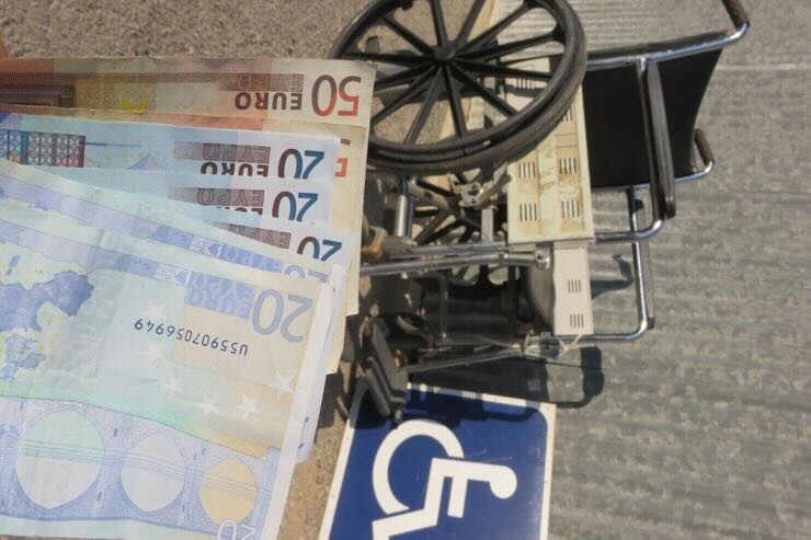 Banconote euro, simbolo disabile, carrozzina 