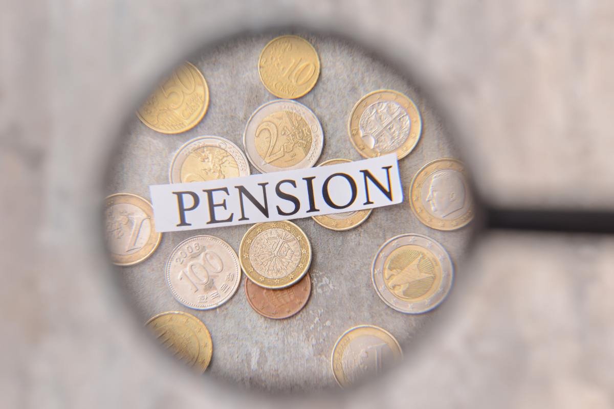 soldi e lente di ingrandimento